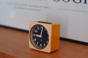Gorgeous Retro Yellow Desk Clock, Mechanical, Made in France, Mid Century, Rare, - Foto 1 di 11