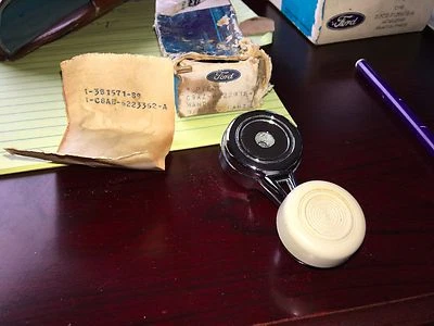 FORD GALAXIE XL 500 LTD 1968-69 MANIJA DE VENTANA DE VENTILACIÓN NOS BLANCO C9AZ-61222916 Foto 1 de 2