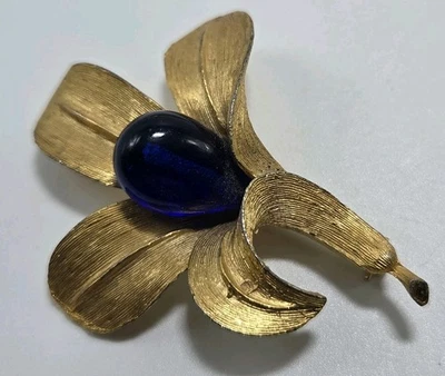Vintage Signed Roger Van S Flower Brooch Lapel Pin Gold Tone Blue Cobalt Glass - Image 1 of 4