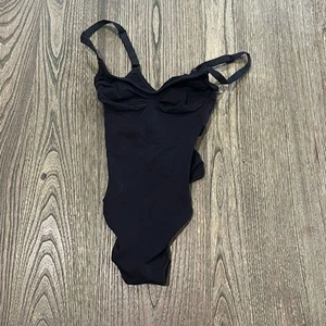 Nuevo sin etiquetas Skims Prendas moldeadoras Sin costuras Esculpido Calzoncillo Tanga Body Cuello redondo Ónix Talla S - Imagen 1 de 4
