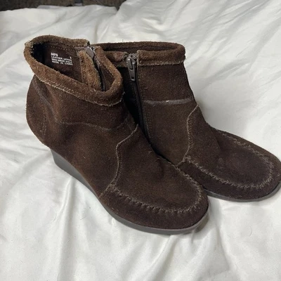 Minnetonka Suede Brown Wedge Ankle Boots Women’s Size 9 - Image 1 of 4