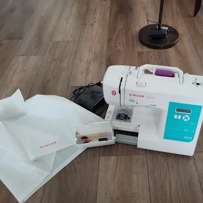 Máquina de coser computarizada SINGER Stylist 7258, se muestran accesorios, sin manual Foto 1 de 4