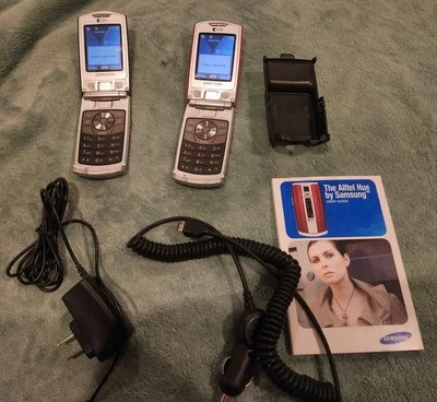 Lote de (2) teléfonos celulares abatibles Samsung Hue SCH-R500 - raros con cargadores Foto 1 de 4