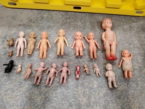"Lote de 20 muñecas bebé de plástico vintage de mediados de siglo Renwal y otras de 2,25""" - Imagen 1 de 5