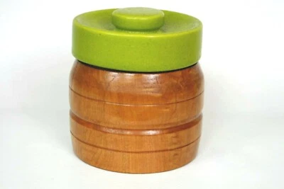 Bote de madera torneado vintage de mediados de siglo aguacate tapa de cerámica verde diseño danés Foto 1 de 4