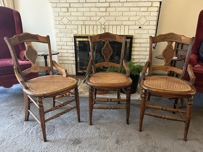 Silla lateral estilo victoriano de nogal y asiento de caña 1910. 2 sillas-recantadas Foto 1 de 4