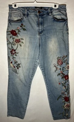 Hermosos pantalones de mezclilla bordados florales 31”x25,5 para dama 10 Nanette Lepore Foto 1 de 4