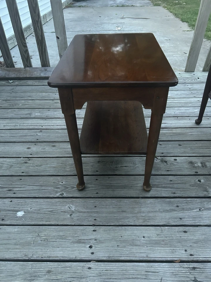 ТОРЦЕВОЙ СТОЛИК С ВИШНЕВОЙ ЛАМПОЙ STICKLEY МОДЕЛЬ QUEEN ANNE 420 LEOPOLD 1959 СЕРЕДИНА ВЕКА - Изображение 1 из 4