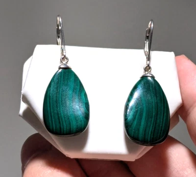 Pendientes colgantes modernos de plata de ley 925 pulida de malaquita verde Foto 1 de 4