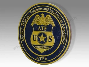 Alkohol Tabak Schusswaffen Association USA Mahagoni Holz Handarbeit Plakette Emblem - Bild 1 von 8