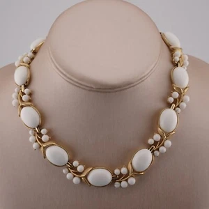 Collana Vintage Trifari Estate Resina Bianca Cabochon Perline 19" Regolabile Tono Oro - Foto 1 di 6