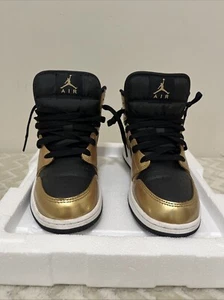 Tenis Nike Air Jordan 1 Mid Gold Black charol - Imagen 1 de 21