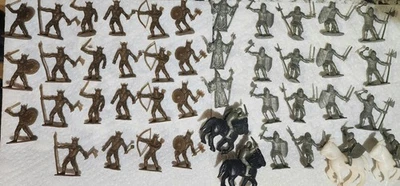 1982 HG Toys Espada y Hechicería Juego 22 Vikingos, 18 Caballeros, 3 Magos, 4 Caballos Foto 1 de 3