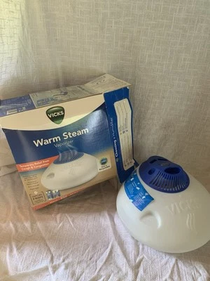 Humidificador vaporizador de vapor caliente Vicks, 600 pies cuadrados, blanco, V150RYUPC Foto 1 de 4