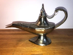 Lámpara quemador de incienso Aladdin Genie de colección metal grabado - color plata o cromo 8" - Imagen 1 de 7