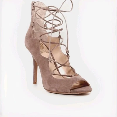 Salto peep toe VINCE CAMUTO Sandria com cadarço TAUPE tamanho 5,5M - Imagem 1 de 4