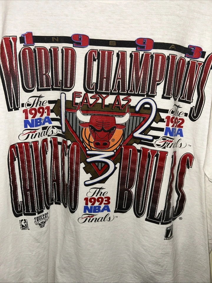 Camiseta masculina vintage 1990 93’ Chicago Bulls "3 Peat" NBA World Champions tamanho GG - Imagem 1 de 1