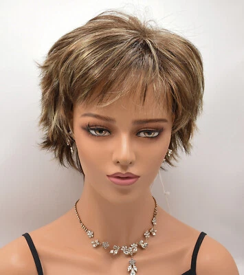 Peluca NORI de NORIKO, Almond Rocka-R *LIQUIDACIÓN* Peluca Corta, Gorra Básica Trapada Foto 1 de 4