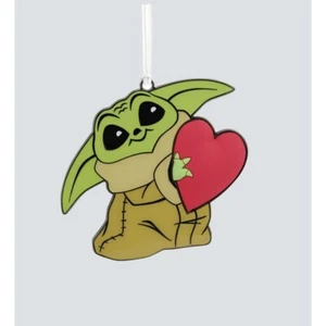 Adorno de Navidad Hallmark Grogu con corazón de metal con dimensión - Imagen 1 de 2