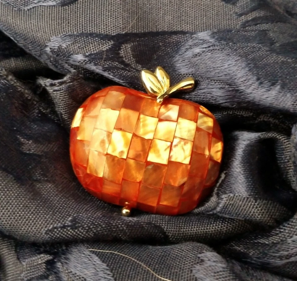 Broche Manzana Rosa Abulón Tono Dorado Liz Claiborne Maestro Firmado Mosaico Foto 1 de 4
