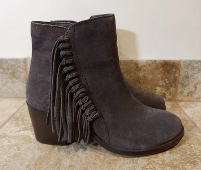 Kenneth Cole Reaction | Botines para mujer 6 flecos Rotini gris gamuza 2,5" tacón cremallera Foto 1 de 4