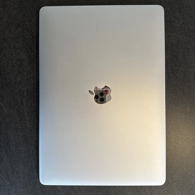 Macbook Pro 13,3 Zoll, Silber Intel Core I5, 2Ghz, 256GB - Bild 1 von 4