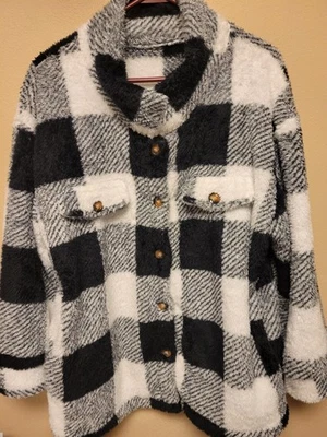 Chaqueta de otoño a cuadros peluda blanca y negra. Bolsillos mullidos. Foto 1 de 4