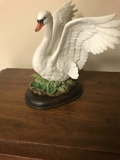 homco home interiors Masterpiece 1987 White Porcelain Swan With Wooden Base