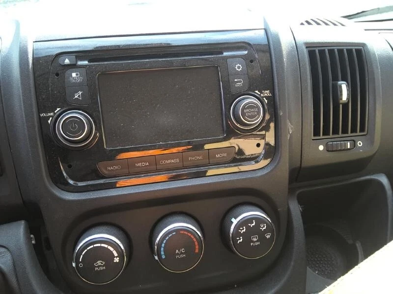 Receptor de radio Ram ProMaster 1500 2014-2017 Uconnect 5,0" sin satélite sin navegación Foto 1 de 1
