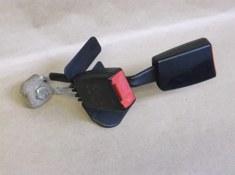 Hebillas de cinturón de seguridad trasero central/izquierdo Audi B5 A4/S4 (1996-2001) Foto 1 de 1