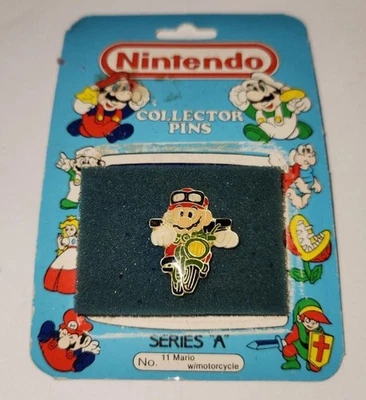 Raro Pin Solapa Nintendo Serie A 1988 Mario Con Moto Cartón Original Foto 1 de 4