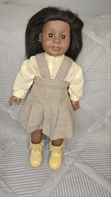 Muñeca American Girl 18", pelo oscuro/piel/ojos, pendientes con mucha ropa Foto 1 de 4