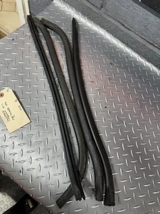 #70- 95-98 Nissan 240sx OEM Door Opening Weather Stripping PAIR Side Pieces - Bild 1 von 5