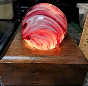 Pisapapeles remolino rosa y blanco sello Elwood Indiana vidrio artístico con soporte iluminado - Imagen 1 de 9
