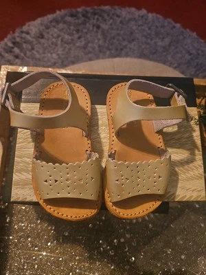 Sandalias de cuero dorado Laguna recién elegidas para bebés niños pequeños talla 4 Foto 1 de 4