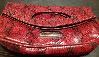 Bolso sin asas Nine West rojo/negro imitación piel de serpiente  Foto 1 de 4