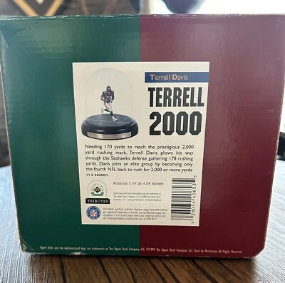 Estatueta Tributes Terrell Davis 2000 jardas na caixa deck superior UDA  - Imagem 1 de 4