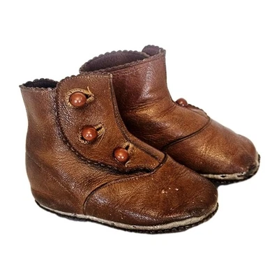 Zapatos antiguos de cuero marrón para bebé niño pequeño 3 suelas de cuero con botones principios del siglo XX Foto 1 de 4