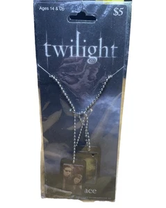 Conjunto de etiquetas de perro collar logotipo crepúsculo NECA 2009 Bella y Edward nuevo (leer) - Imagen 1 de 5