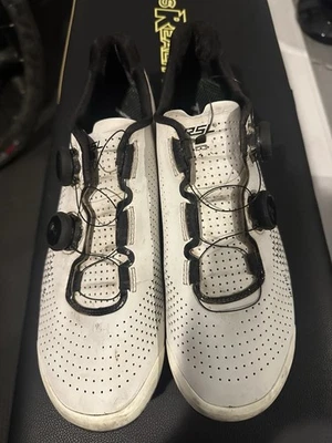 Sapatos de ciclismo de estrada Trek RSL tamanho 45.5 branco/preto excelente estado + bolsa - Imagem 1 de 4