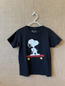 Uniqlo Kids Black Kaws Peanuts Snoopy Skateboard T Shirt Size 7/8 - Picture 1 of 2