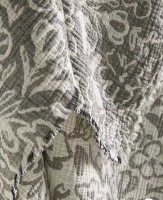 Antropología. Manta Florentina Motivo Gris 50"×60" #C4 Foto 1 de 4