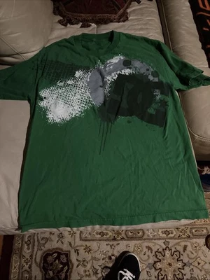 🛹 DC Shoes Camiseta Gráfica Verde Para Hombre L 🟢 Patinador Streetwear Y2K Estilo Grunge Foto 1 de 4