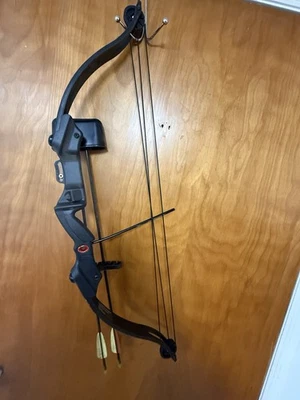 Crosman Elkhorn Pre-teen 33" Compound Bow 15 lb. with Composite Arrows - Image 1 of 3