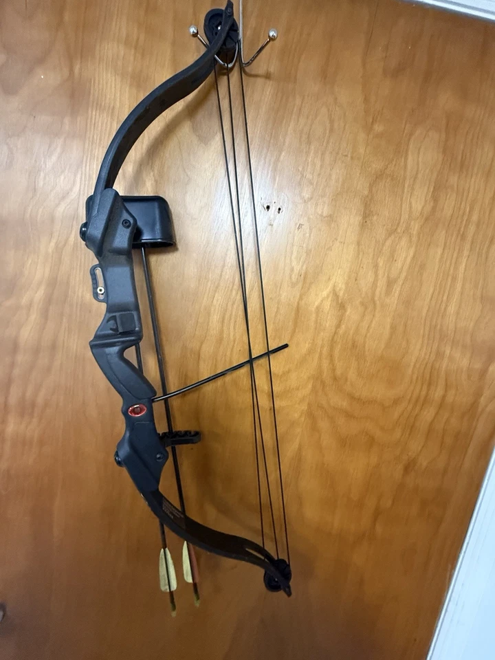 Crosman Elkhorn Pre-teen 33" Compound Bow 15 lb. with Composite Arrows - Image 1 of 3
