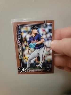 2025 Topps Series 2 - Future Stars AJ Smith-Shawver #674 Gold /2025 - Image 1 of 3