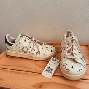 Adidas Stan Smith x André Saraiva para niños talla 2,5 "El mundo necesita amor" GY1786 - Imagen 1 de 9