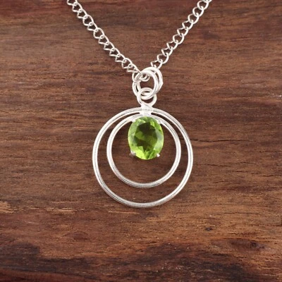 Colgante para ella de plata esterlina 925 hecho a mano con piedras preciosas de peridoto de uso diario Foto 1 de 4