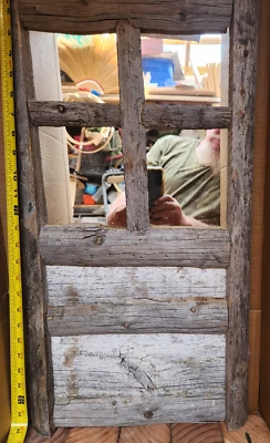 Espejo de puerta de granero pequeño, artículo en forma de puerta con espejo plateado donde sería la ventana. Foto 1 de 4