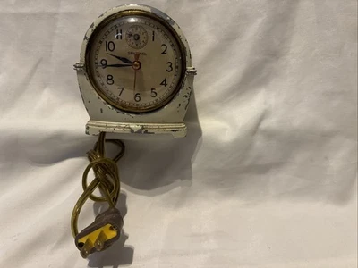 Vintage 1940s Ingraham Sentinel Lyric Model SA14 Desk Alarm Clock - Image 1 of 4